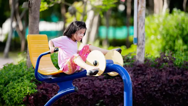 Positiv Bild Föreställer Asiatiska Barn Flicka Roa Sig Ben Träningsmaskin — Stockfoto