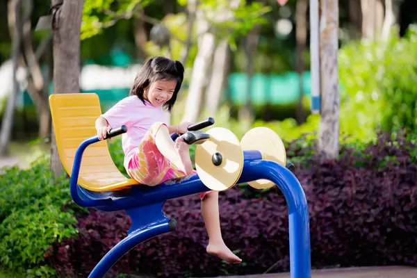 Anak Asia Menikmati Hari Yang Cerah Taman Duduk Ayunan Dan — Stok Foto