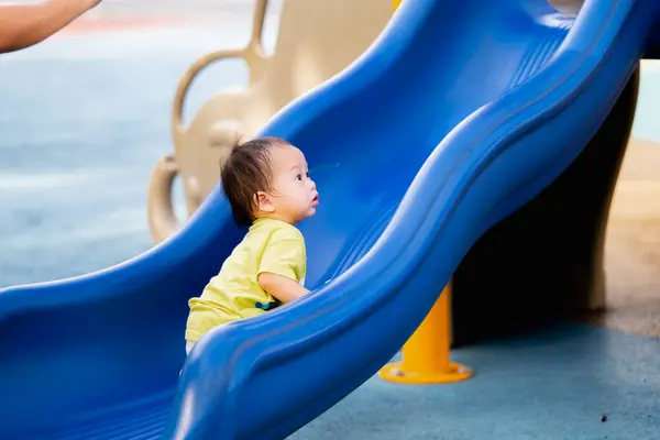 Anak Laki Laki Asia Memanjat Slide Anak Anak Taman Bermain — Stok Foto