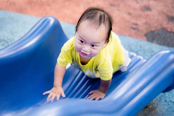 Retrato Bebé Asiático Jugando Felizmente Patio Recreo Deslizándose Por Tobogán Imagen De Stock