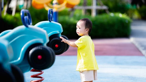 Potret Happy Child Bermain Dengan Mainan Dan Menikmati Taman Bermain — Stok Foto