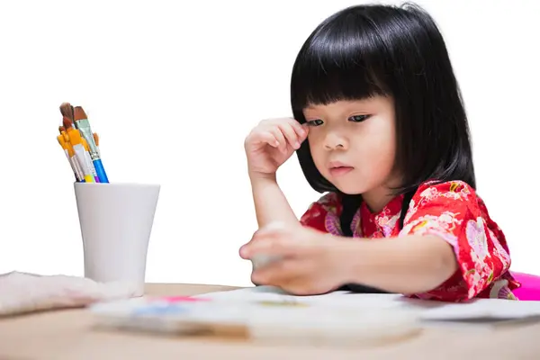 Mosolygó Ázsiai Kislány Boldogan Rajzol Színes Ceruzák Vagy Akvarell Egy Stock Kép