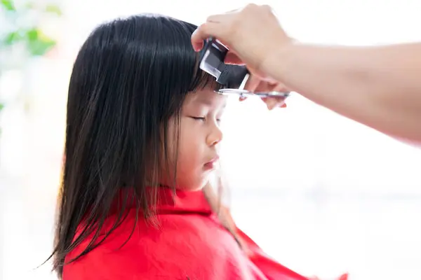 Cute Asian Girl Siedzi Nieruchomo Zamkniętymi Oczami Noszenie Czerwonych Włosów Zdjęcia Stockowe bez tantiem