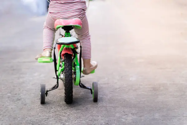 Дитячий Велосипедист Дорозі Велосипедні Пригоди Навчившись Їздити Велосипеді Концепції Маленька Ліцензійні Стокові Зображення