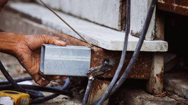 Yaz mevsiminde bir tamircinin eli çeliği kaynatıyordu..