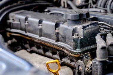 Kirli motor yağına sahip, bakımsız eski bir motorun yakın çekimi, motordaki toprak kavramı motor arızasına neden olabilir.