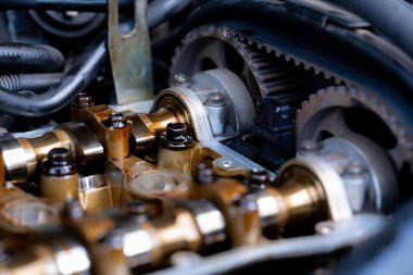 Yakın çekim görüntü, arabanın zamanlama kayışı hasar görmüş. Araç motoru ve parçaları - otomotiv bileşenleri.