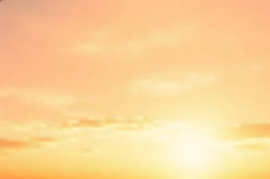 Günbatımında bulutlu turuncu gökyüzü.