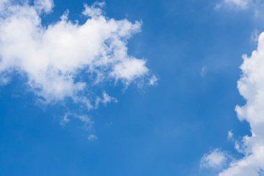 Açık bir yaz gününde parlak mavi gökyüzü pofuduk beyaz bulutlarla dolu. Doğa Arkaplanı.