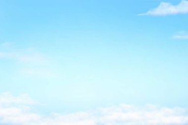 Pofuduk beyaz bulutlarla dolu güzel mavi gökyüzü güneşli bir günde.