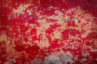 Eski çimento kaplamasında çatlaklar, sıyrıklar ve lekeler olan kırmızı-turuncu eski bir alçı resmi var. Duvar kâğıdı ve tasarım için kullanılabilir                          