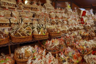 Noel ve yeni yıl pazar kompozisyonu zencefilli kurabiyelerle. Çok çeşitli evler ve erkekler. El yapımı tatlılar. Şehir bayramı gösterisi. Hatıra ya da hediye satış konsepti