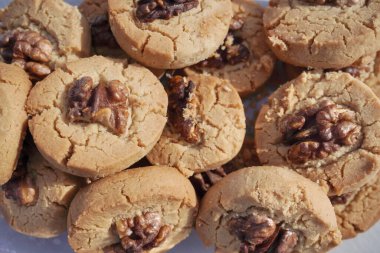 Cevizli kurabiye kırdım. Tatlı bisküvi. Buğday unu, mısır unu, tereyağı, şeker, bal, yumurta ve fındık