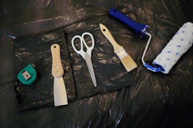 Mobilyaları boyama ve yenileme odasından korumak için plastik kılıf. Oyuncak bıçaklar, fırça.