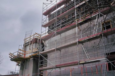 Yeni binanın etrafındaki iskeleye. Yeni bloklar geliştirmek. İkamet binası için yapı iskelesi seçildi