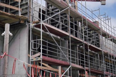 Yeni binanın etrafındaki iskeleye. Yeni bloklar geliştirmek. İkamet binası için yapı iskelesi seçildi