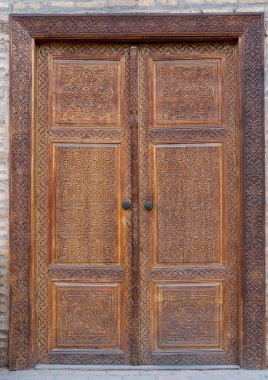 Özbekistan 'da eski bir ahşap kapı üzerindeki geleneksel arabesk desenleri