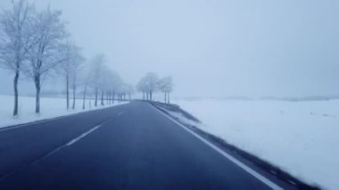 Bir Wintry Country Yolu Sürücü Perspektifinden Sürüş - Bölüm 1.