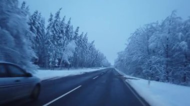 Bir Wintry Country Yolu Sürücü Perspektifinden Sürüş - Bölüm 1.