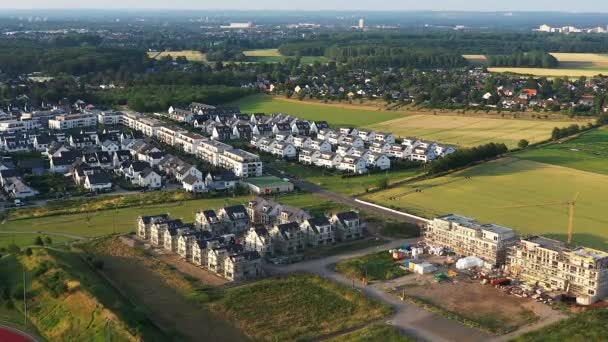 Luchtfoto Van Een Nieuwe Woonwijk Met Rijen Van Eengezinswoningen Meergezinswoningen — Stockvideo