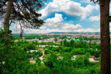 Prag, hayvanat bahçesinin manzarası. Şehir hayvanat bahçesinden Prag manzarası.