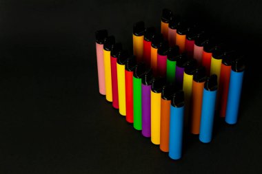 Farklı renklerde e-sigara fotoğrafları. Popüler trend, alternatif, lezzetli.