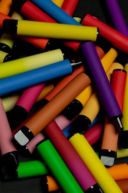 Farklı renklerde e-sigara fotoğrafları. Popüler trend, alternatif, lezzetli.