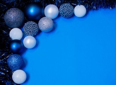 Renkli Noel ağacı oyuncaklarıyla mavi arka plan ve yerleştirmek için boş alan. Fotoğrafta neşeli bir atmosfer ve neşe var..