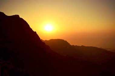 Güneşin sıcak ışınları dağların tepelerini ısıtıyor..