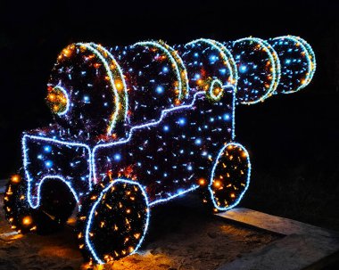 Aydınlanma Parkı. Top birçok ışıkla süslenmiştir..