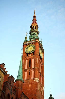 Şehrin Avrupa 'daki tarihi bölgesinde eski bir tuğla saat kulesi..