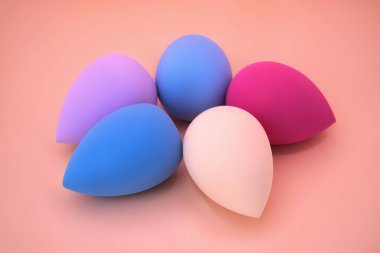 Açık renkli bir arkaplanda kozmetik süngerler.. 