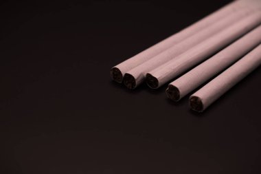 Siyah arka planda birkaç sigara..