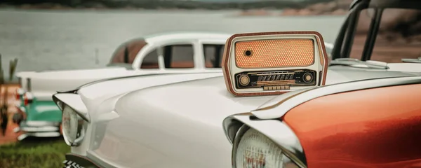 Κοντινό Πλάνο Ενός Αυτοκινήτου Κρέμα Και Πορτοκαλί Αντίκα Πάνω Είναι — Φωτογραφία Αρχείου