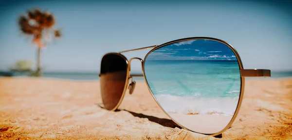 Sonnenbrillen Strand Sommer Bilden Den Hintergrund Des Urlaubskonzepts Meer Und — Stockfoto