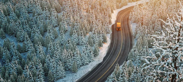Caminhão Dirigindo Estrada Através Uma Floresta Cheia Árvores Inverno Coberto — Fotografia de Stock