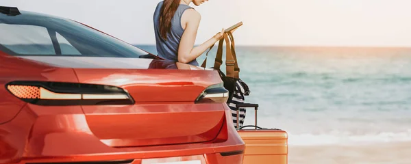 Vrouw Koffer Vakantie Met Auto Achtergrond Vertegenwoordigt Zee Het Concept — Stockfoto