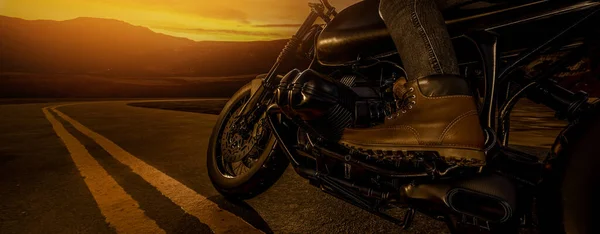 在路上看到一个经典的摩托车手的特写 在日落的那个晚上 有3D幅渲染和插图 — 图库照片
