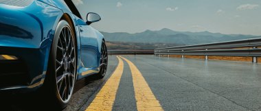 Mavi modern araba, arka planda bir otomobil, bir tarafı kapatın, illüstrasyon ve 3D canlandırma.