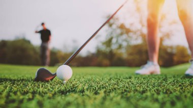 Golf kulübünün önünde çimlerin üzerinde golf topu. 3d, görüntüleme, illüstrasyon,
