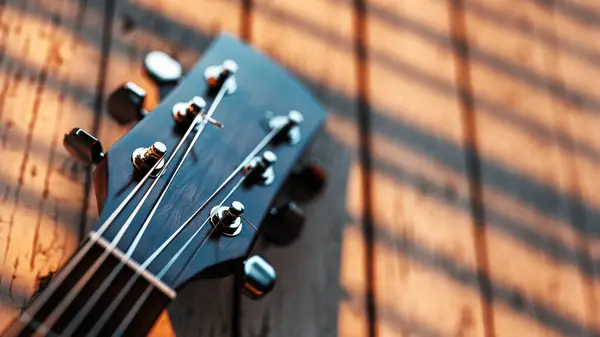 Koyu Kahverengi Akustik Gitar Kafası Açık Kahverengi Bir Tahta Masaya — Stok fotoğraf