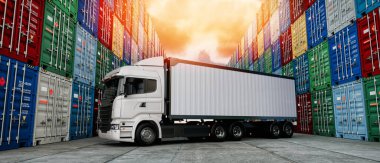 Önünde beyaz bir çekici var. Konteynır uzun bir sıra halinde dizilmiş. 3d, görüntüleme, illüstrasyon,