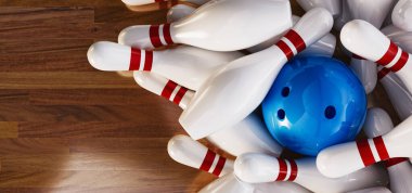 Bowling topları ve bovling lobutları tahta zemine yerleştirilmiş. 3d, görüntüleme, illüstrasyon,