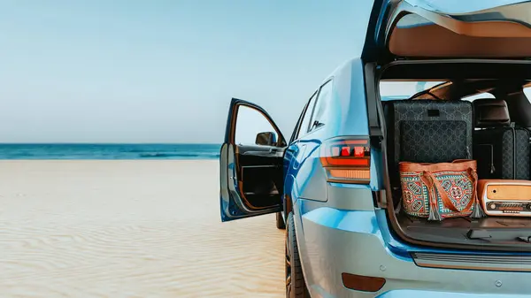 Ein Blauer Geländewagen Mit Offenem Kofferraum Einem Strand Rendering Illustration Stockbild
