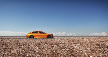 Lüks araba park edilmiş bir dağda