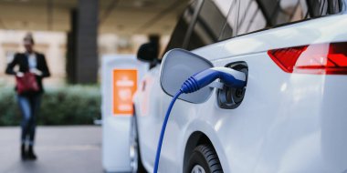 Elektrik şarj istasyonunda şarjı az olan elektrikli araba silueti. 3d görüntüleme ve resimleme.