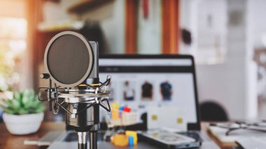 İçerik oluşturma ve ortam illüstrasyonu için ideal, ev ofis ortamında pop filtresi olan bir podcast mikrofonun ayrıntılı üç boyutlu yorumlaması