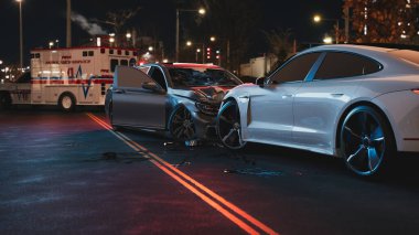 Arka planda bir ambulansla gece araba kazası sahnesinin detaylı bir üç boyutlu görüntüsü. Acil durum ve kazayla ilgili içeriği göstermek için mükemmel. 3d, görüntüleme, illüstrasyon