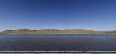 Açık mavi gökyüzü ve su ufkuyla manzaralı bir yolun gerçekçi 3 boyutlu görüntüsü. Seyahat ve doğa temalı kavramlar için ideal. 3B, görüntüleme, illüstrasyon.