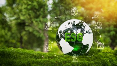 Çevre dostu ve sürdürülebilirlik ikonları ile çevrili, yemyeşil çimenlerin üzerine yerleştirilmiş ESG harfleri orman arka planı ve güneş ışığına sahip. Sürdürülebilir bir gelecek için çevre, sosyal ve yönetim sorumluluğu kavramı